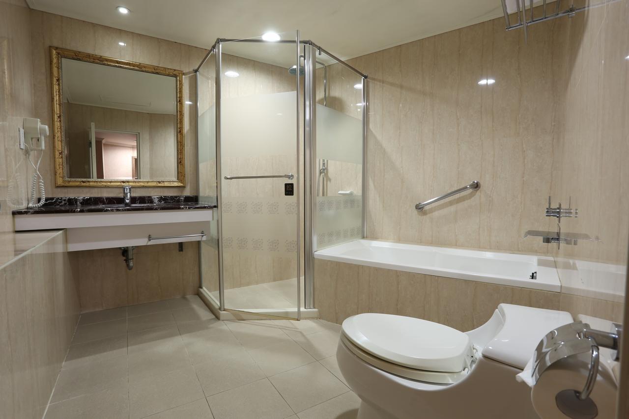 Monalisa Hotel Tainan Bagian luar foto